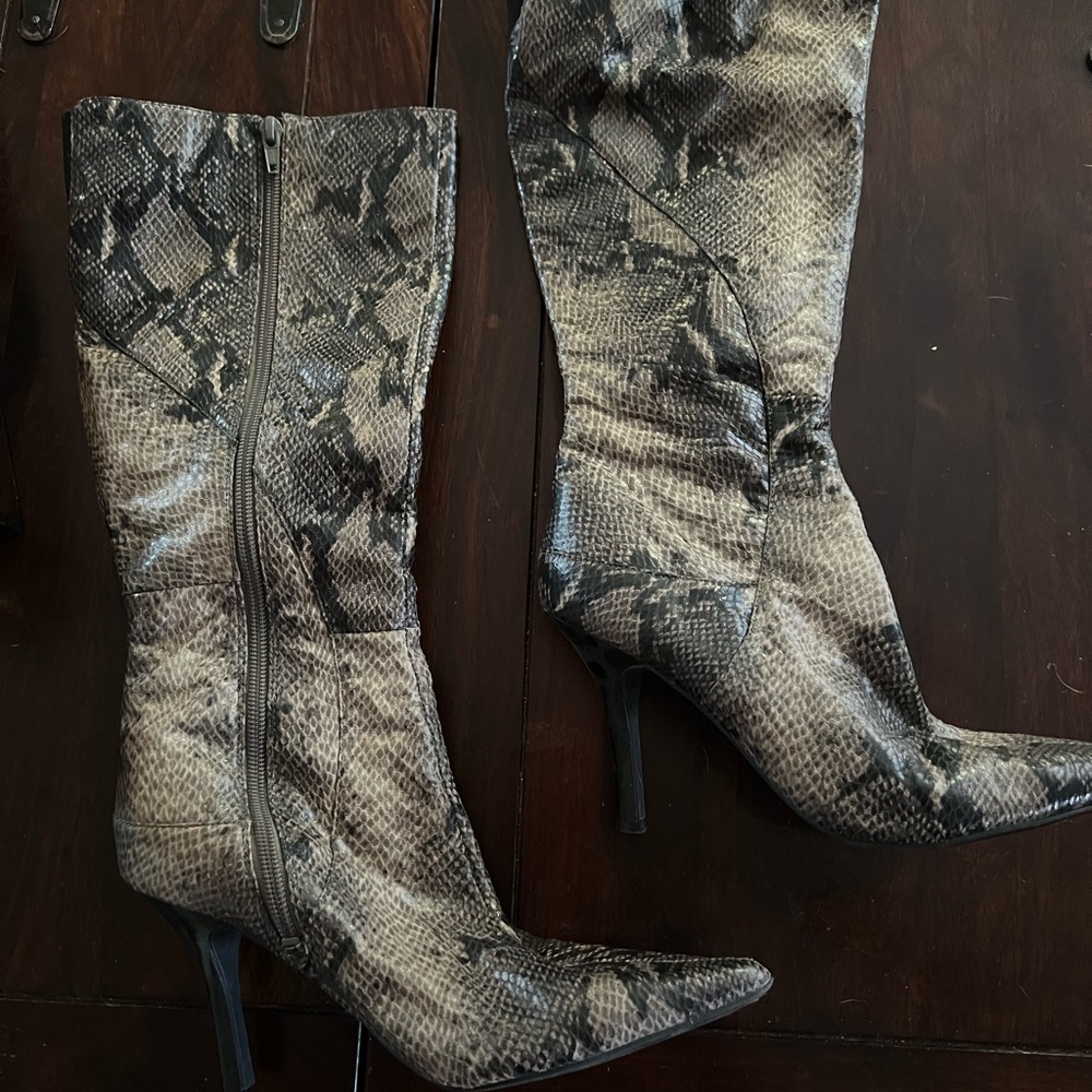 Snake like looking zip high boot